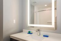 Holiday Inn Express & Suites Houston-Hobby Airport image 11