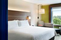 Holiday Inn Express & Suites Charlotte Ballantyne image 7