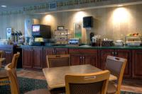 Country Inn & Suites by Radisson, Waterloo, IA image 1