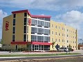 Red Roof Inn and Suites image 8