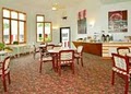 Econo Lodge Lakeshore image 9